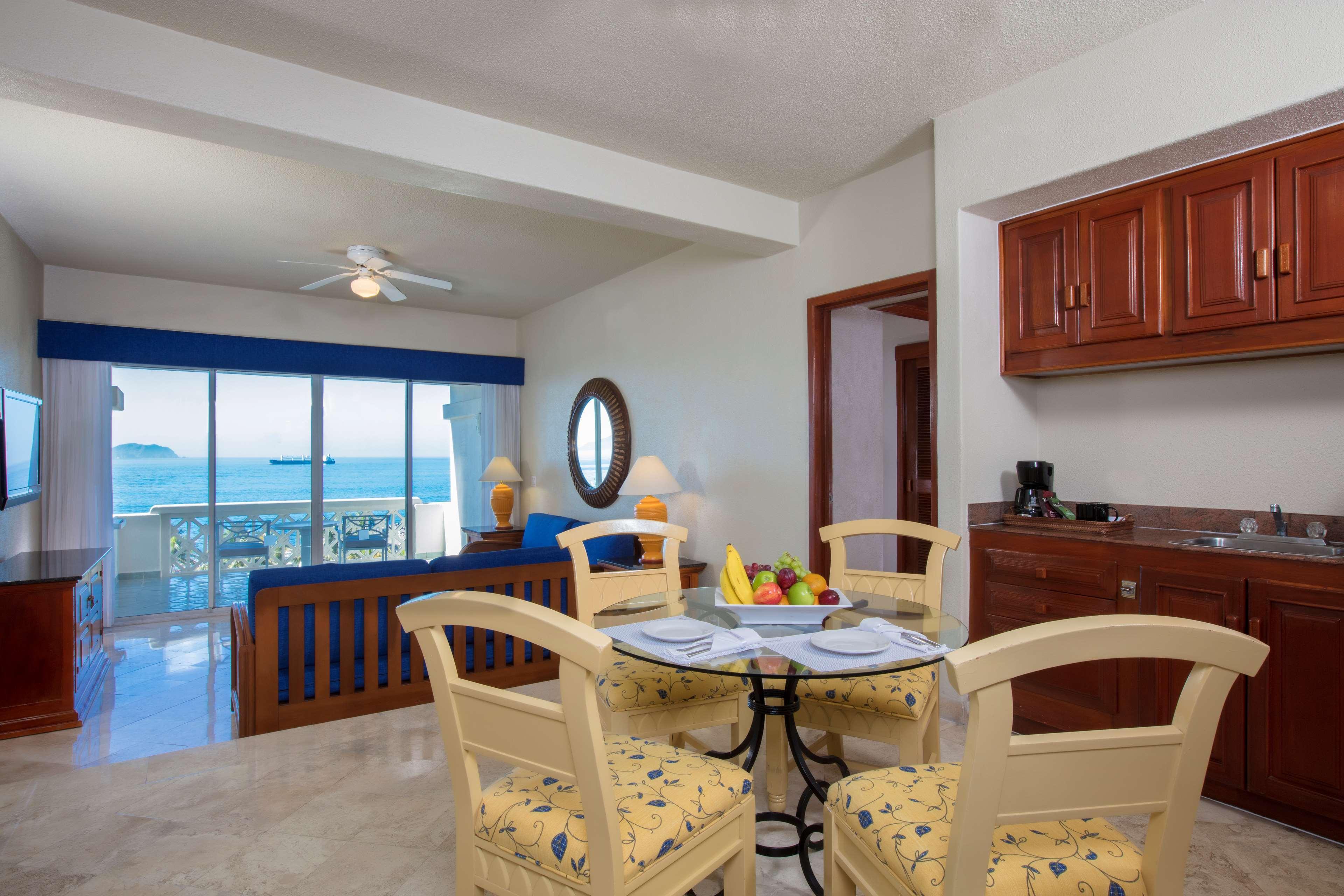Hotel Barcelo Karmina à Manzanillo Extérieur photo A typical suite at the resort
