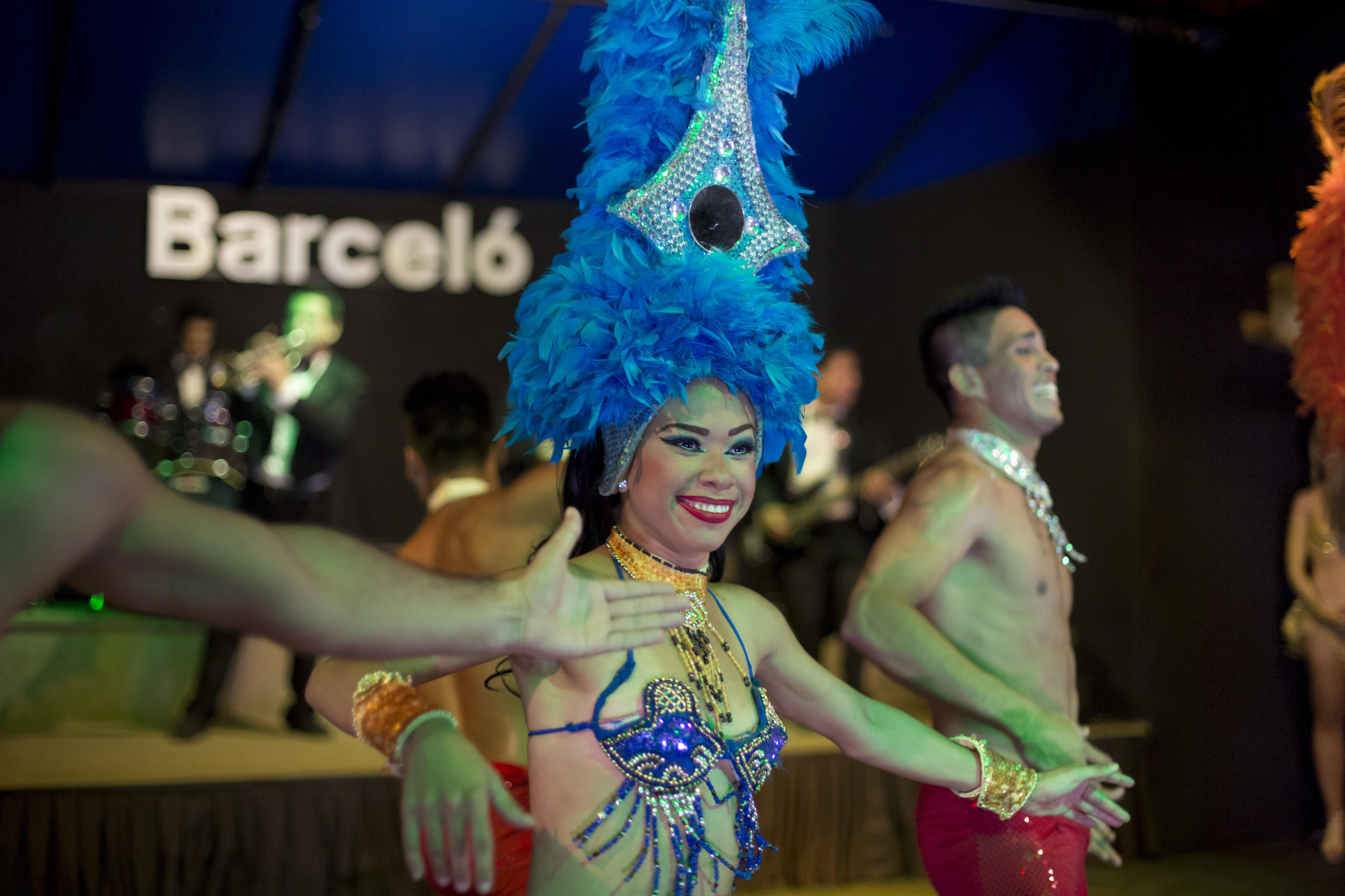 Hotel Barcelo Karmina à Manzanillo Extérieur photo Samba dancers at the 2015 World Cup