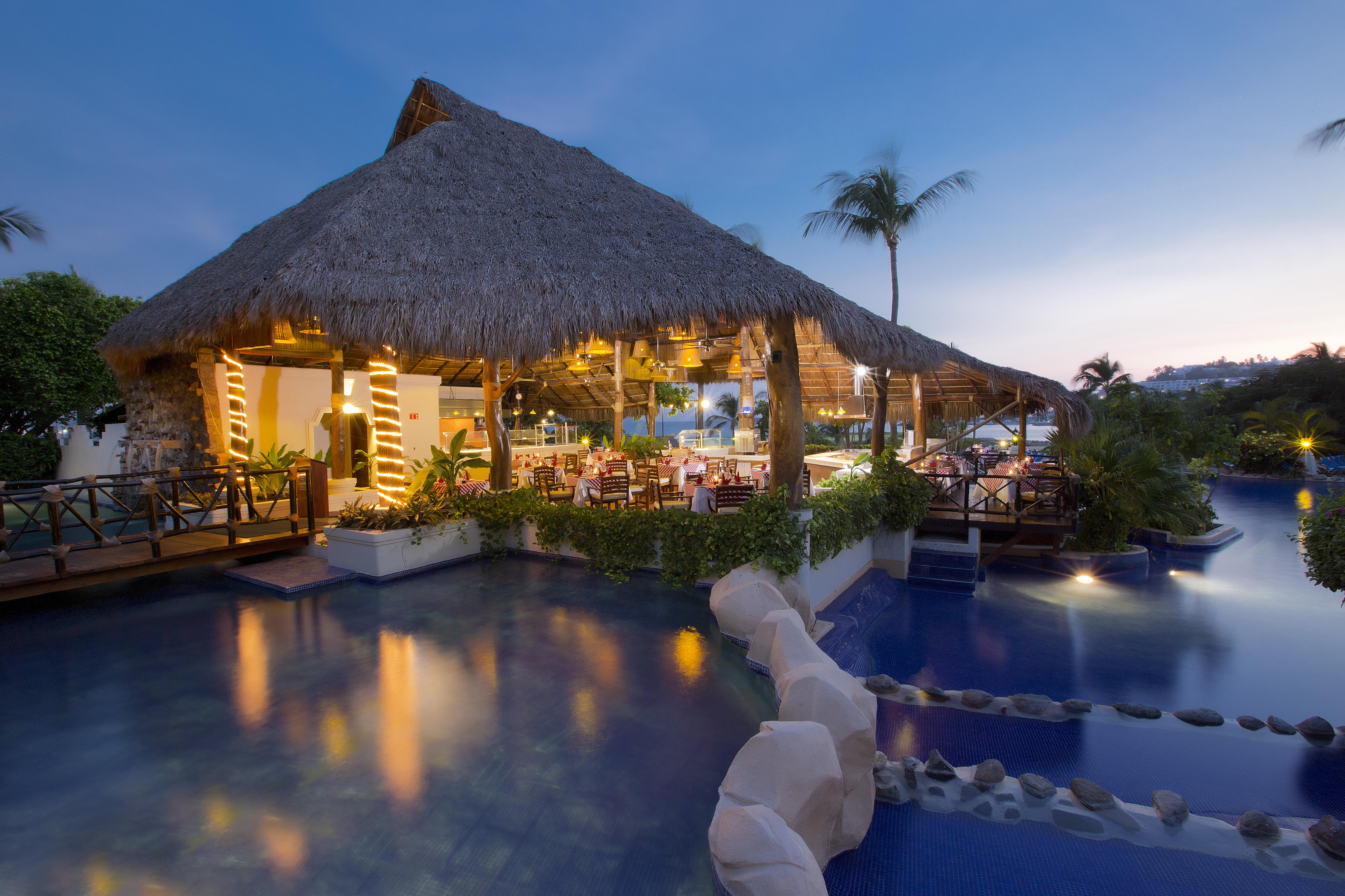 Hotel Barcelo Karmina à Manzanillo Extérieur photo The resort at night